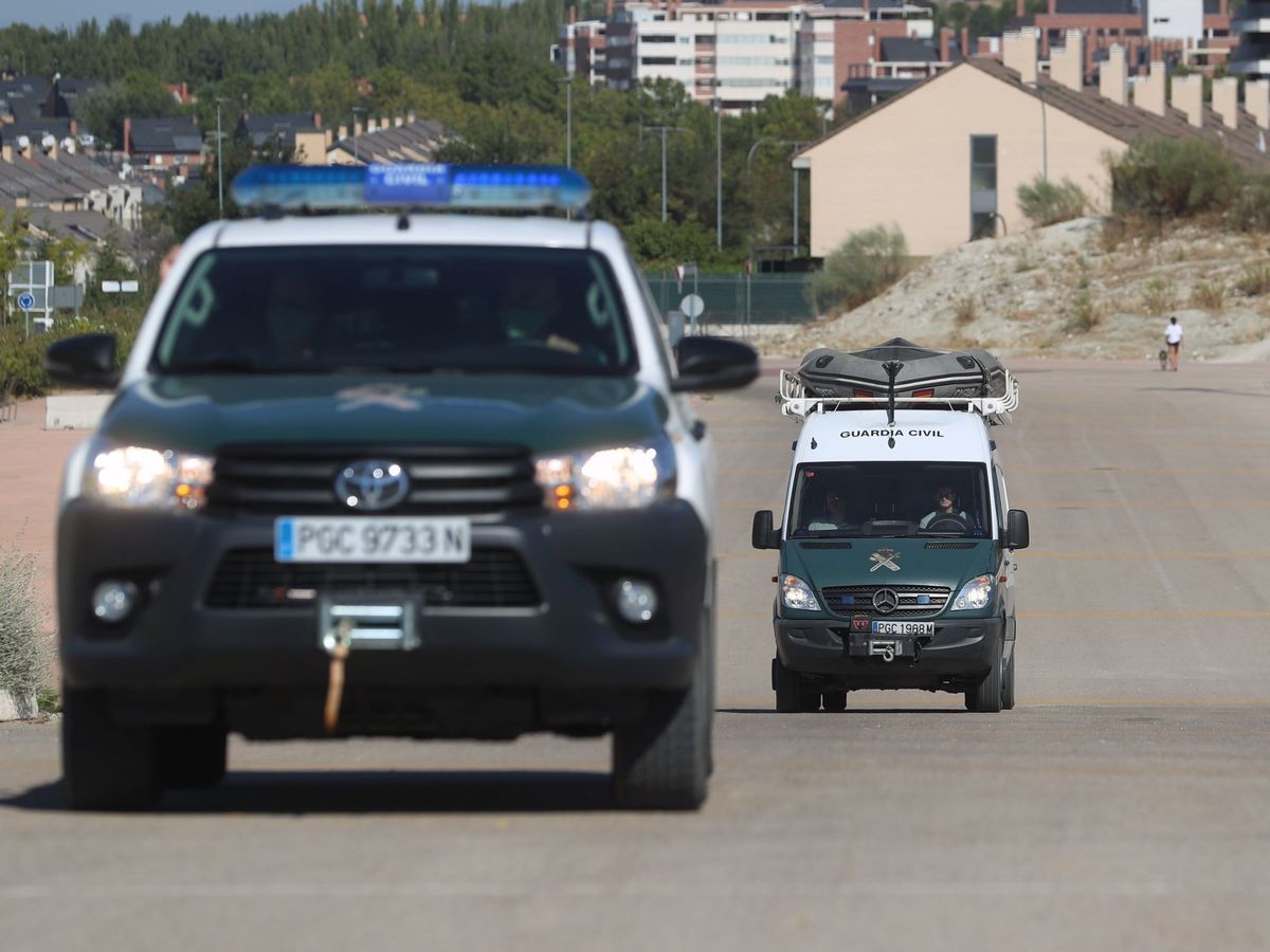 Foto: Imagen de archivo de dos vehículos de la Guardia Civil. (EFE/Rodrigo Jiménez)
