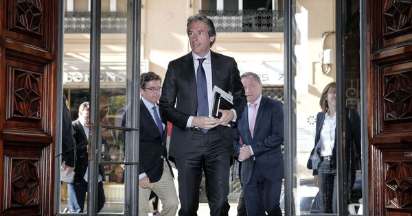 Foto: El ministro de Fomento, a su entrada al Palau de la Generalitat antes de reunirse con Ximo Puig. (EFE)