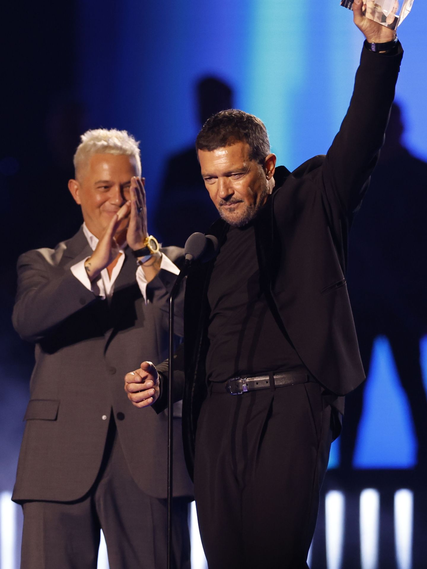 Alejandro Sanz, durante la gala de los Grammy junto a Antonio Banderas. (EFE/Julio Muñoz)