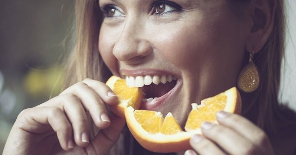 Foto: La naranja puede ayudarte a tener los dientes más blancos. (Foto: iStock)