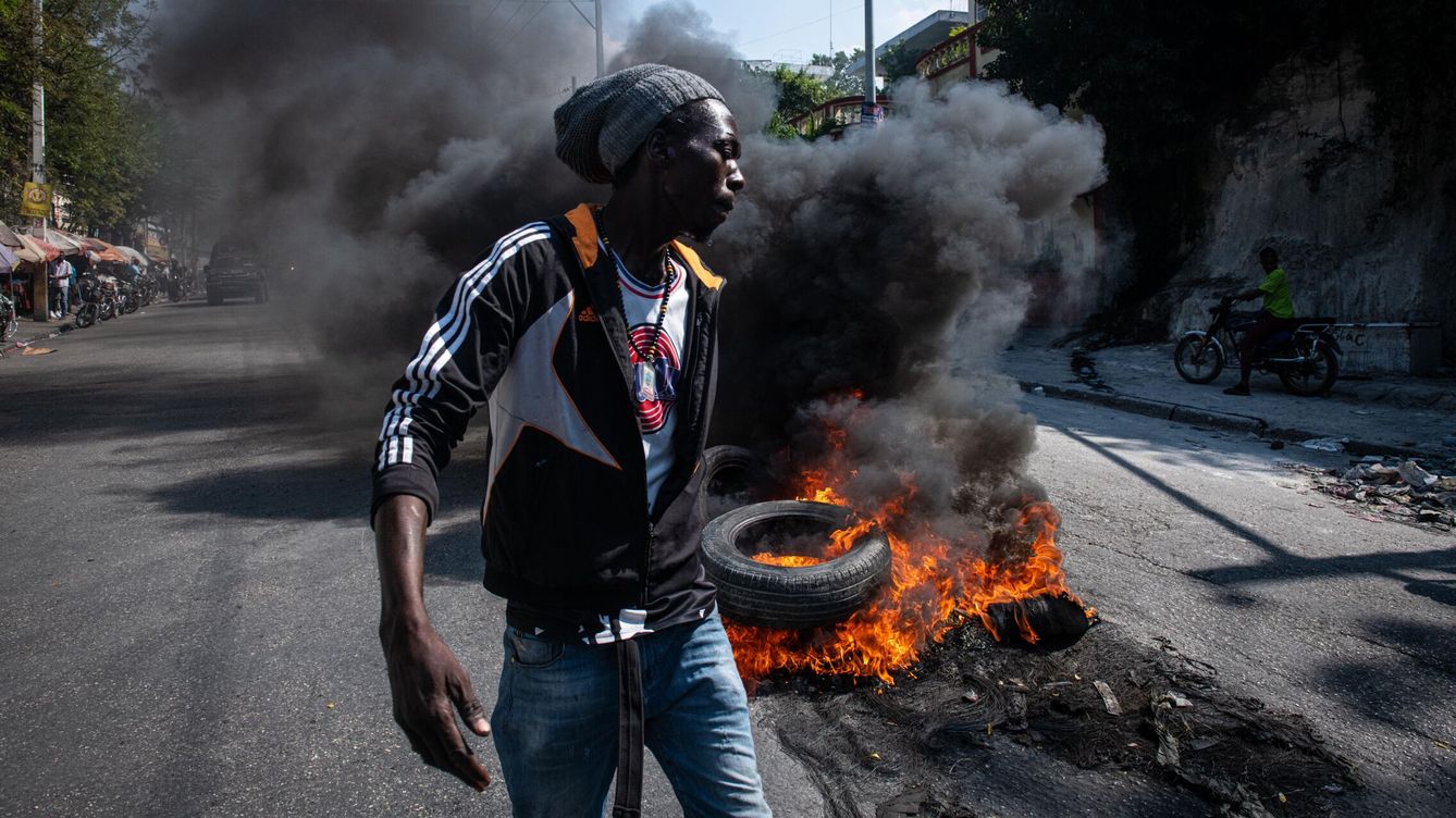 Foto: Manifestantes incendian neumáticos durante una protesta este viernes en Puerto Príncipe. (EFE/Johnson Sabin) 