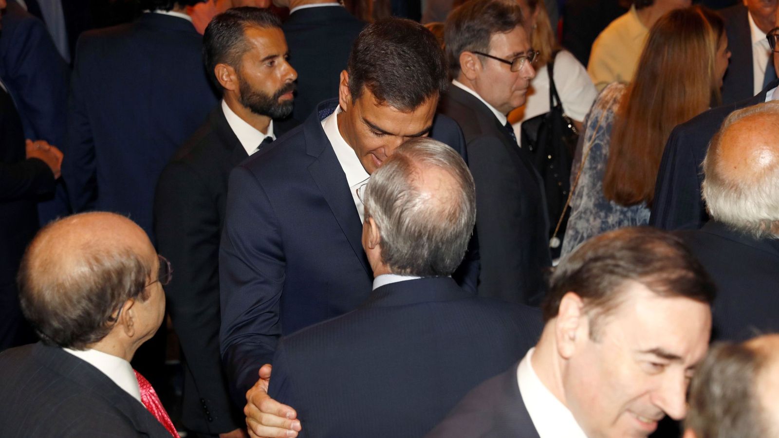Foto: Pedro Sánchez saluda a Florentino Pérez durante el reciente encuentro en la Casa de América. (EFE)