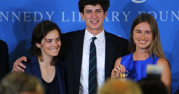 Foto: Rose y Jack Schlossberg, nietos de JFK, junto a Lauren Bush. (Reuters)