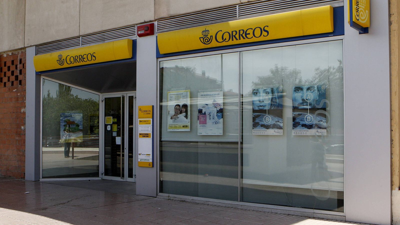 Foto: Exterior de una oficina de Correos. (EFE)