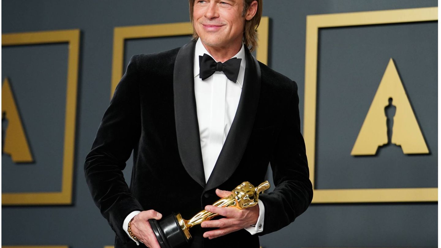 Brad Pitt posa feliz con su galardón. (Getty)