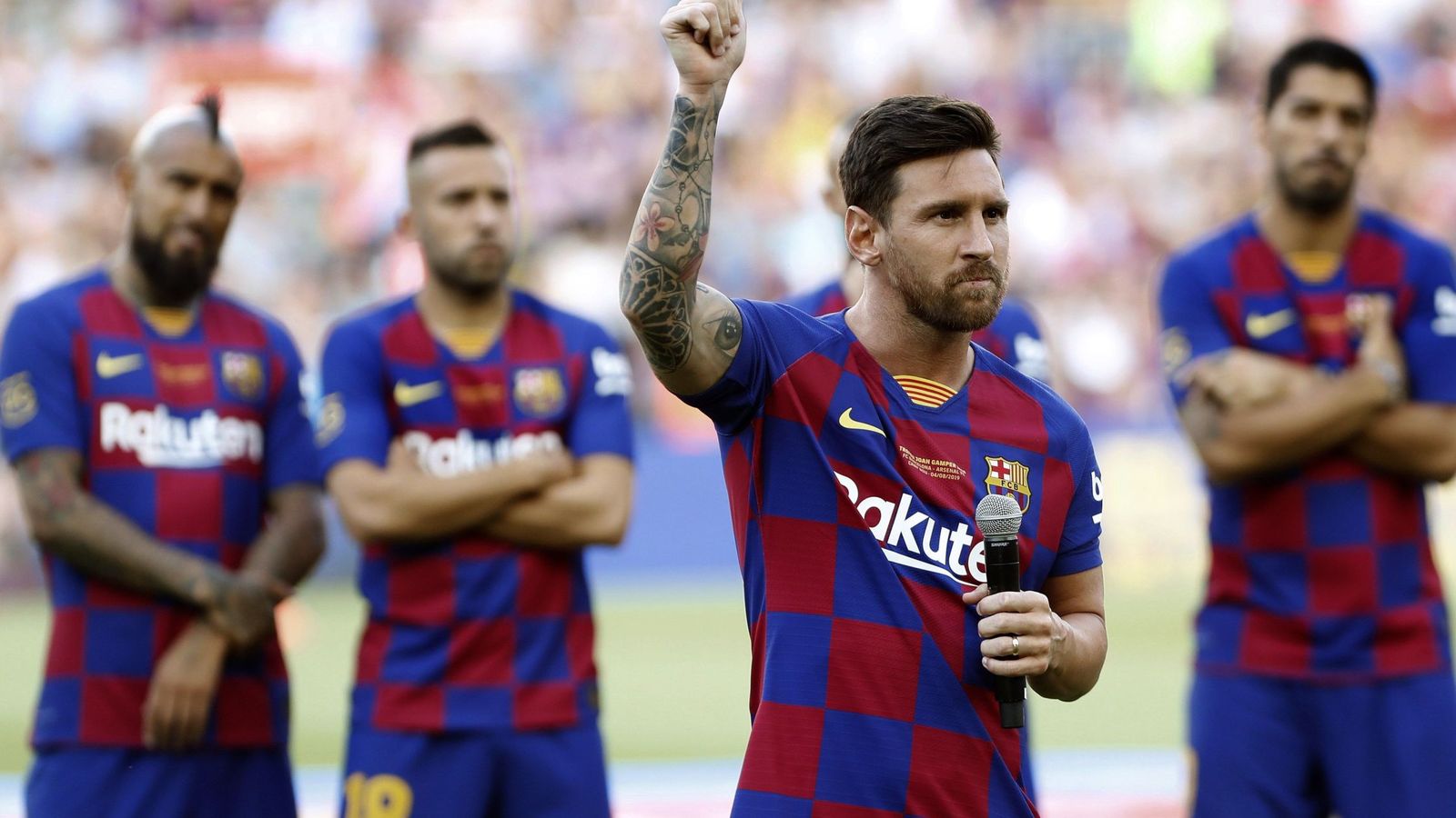Foto: Leo Messi dio un discurso a la afición antes del Trofeo Joan Gamper. (EFE)
