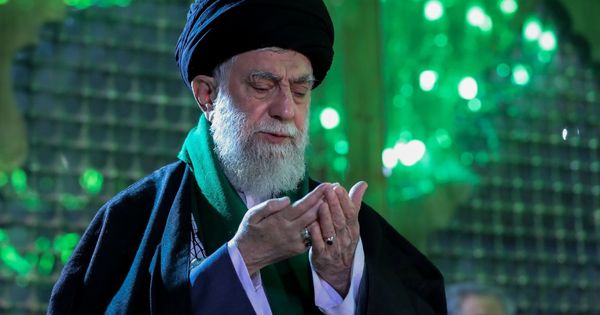 Foto: El líder supremo iraní, el ayatolá Ali Jamenei, reza ante la tumba de su predecesor. (EFE)