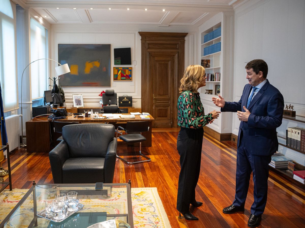 Foto: La ministra de Educación, Pilar Alegría, y el presidente de Castilla y León, Alfonso Fernández Mañueco, en la reunión de este miércoles. (EFE/Daniel González)
