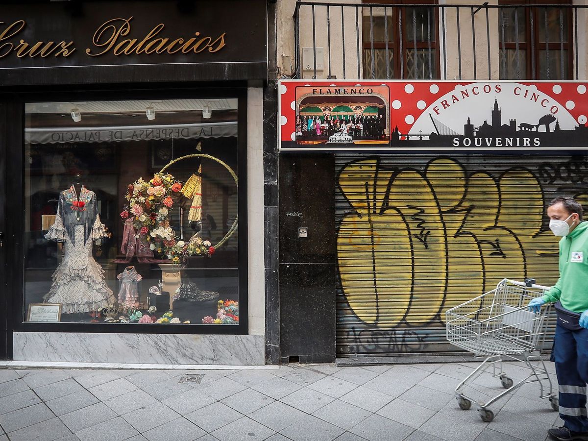 Foto: Tiendas cerradas en una calle de Sevilla. (EFE)