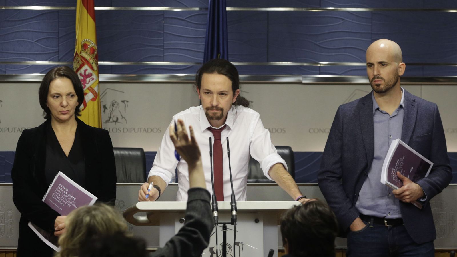 Foto: Pablo Iglesias, el portavoz económico de Podemos, Nacho Álvarez (d), y Carolina Bescansa (i), durante la presentación de su oferta de programa de Gobierno de coalición con el PSOE. (EFE)