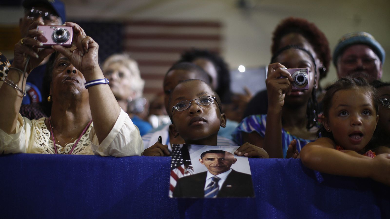 Foto: Kingston Stillwell Thomas, de 9 años, escucha al presidente Obama durante un acto de campaña en Hampton, Virginia. (Reuters)