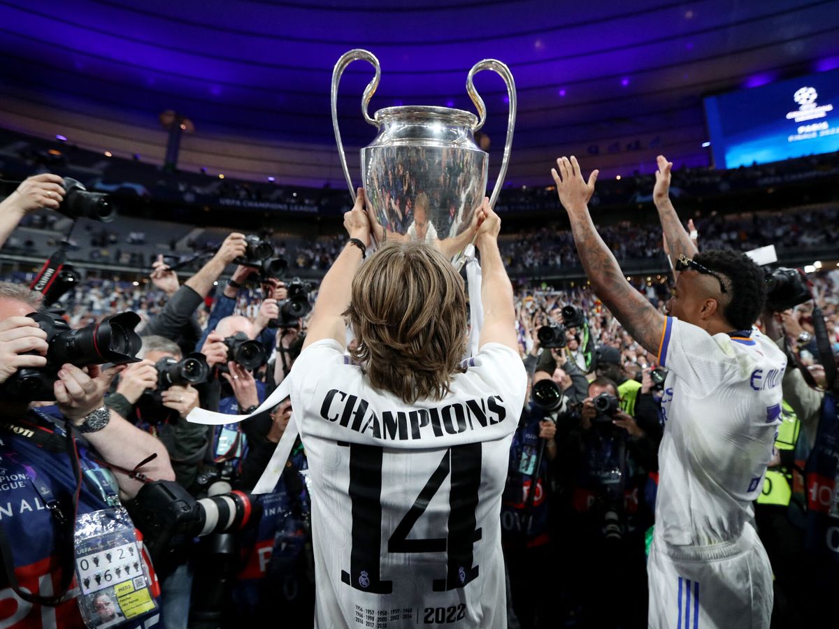 Foto: Luka Modric pasa a la historia de la competición y alcanza los cinco trofeos. (Reuters/Molly Darlington)