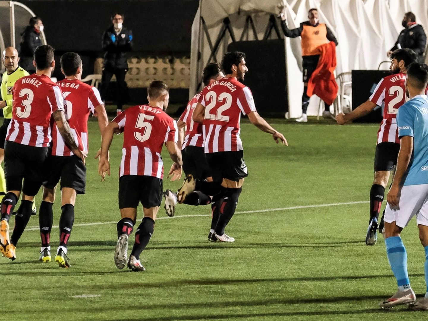 Raúl García celebra el 1-1 del Athletic contra el Ibiza. (EFE)