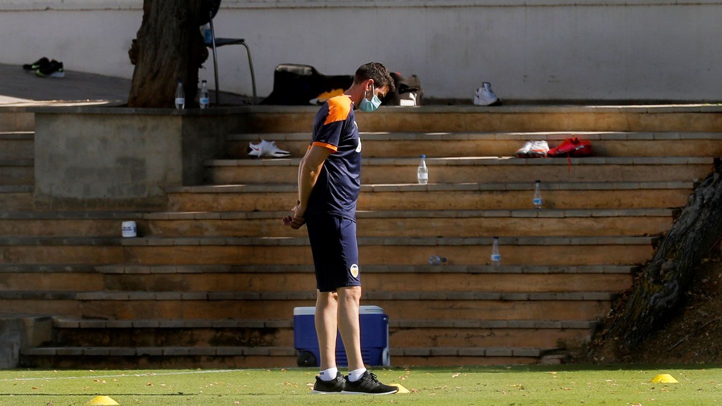 El entrenador del Valencia, Javi Gracia, pensativo durante un entrenamiento en Paterna. (EFE)