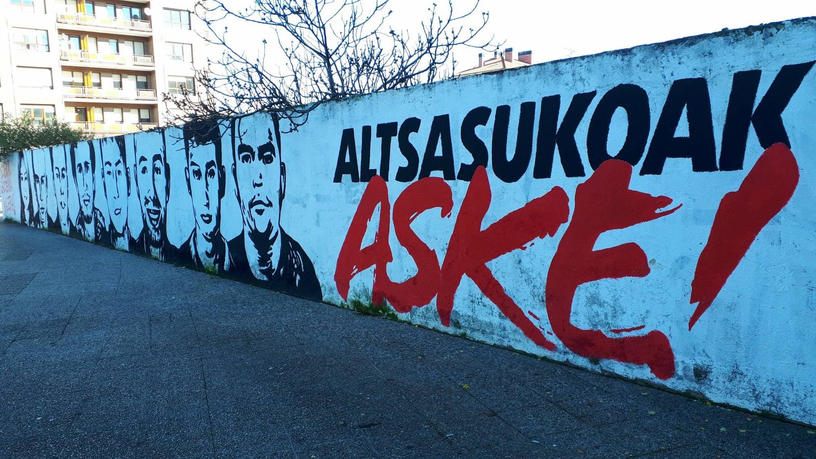 Foto: Mural a favor de los condenados por la agresión a dos guardias civiles en Alsasua en Llodio, municipio en el que se estrenó Abascal en la política. (J.M.A.)