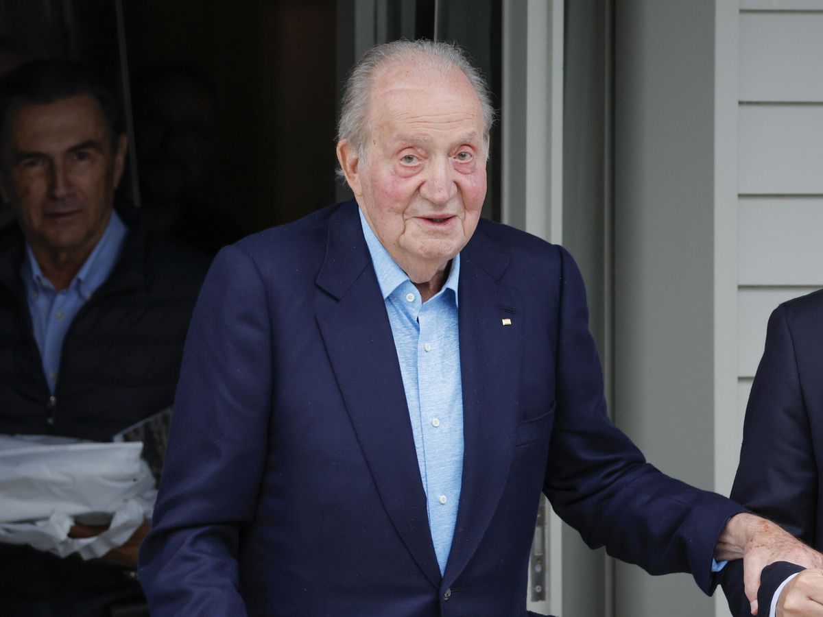 Foto: Don Juan Carlos I sonríe a la salida de un restaurante durante una de sus visitas a España (EFE/Lavandeira)