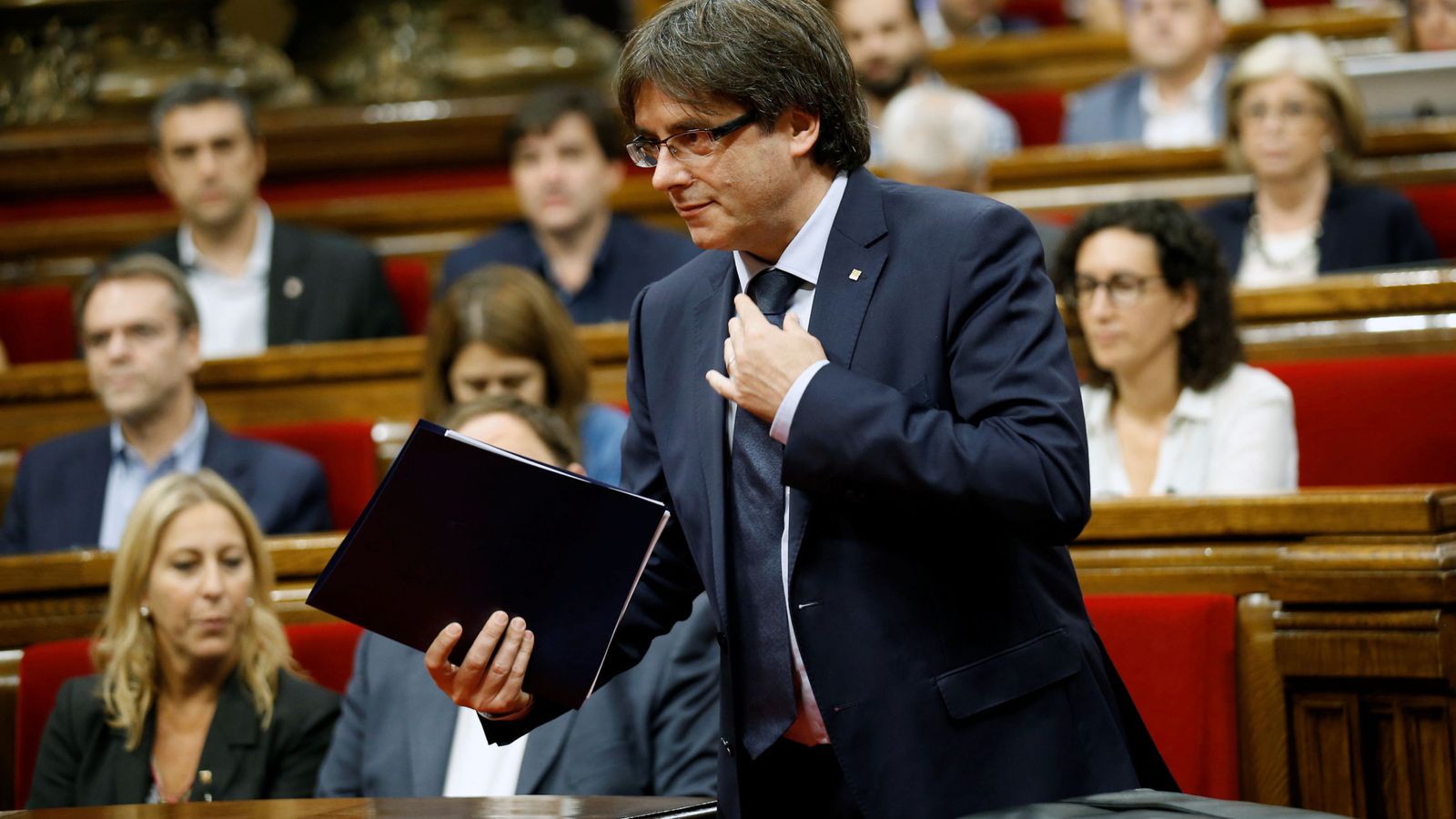 Foto: El presidente de la Generalitat Carles Puigdemont, el jueves en el Parlament. (Reuters)