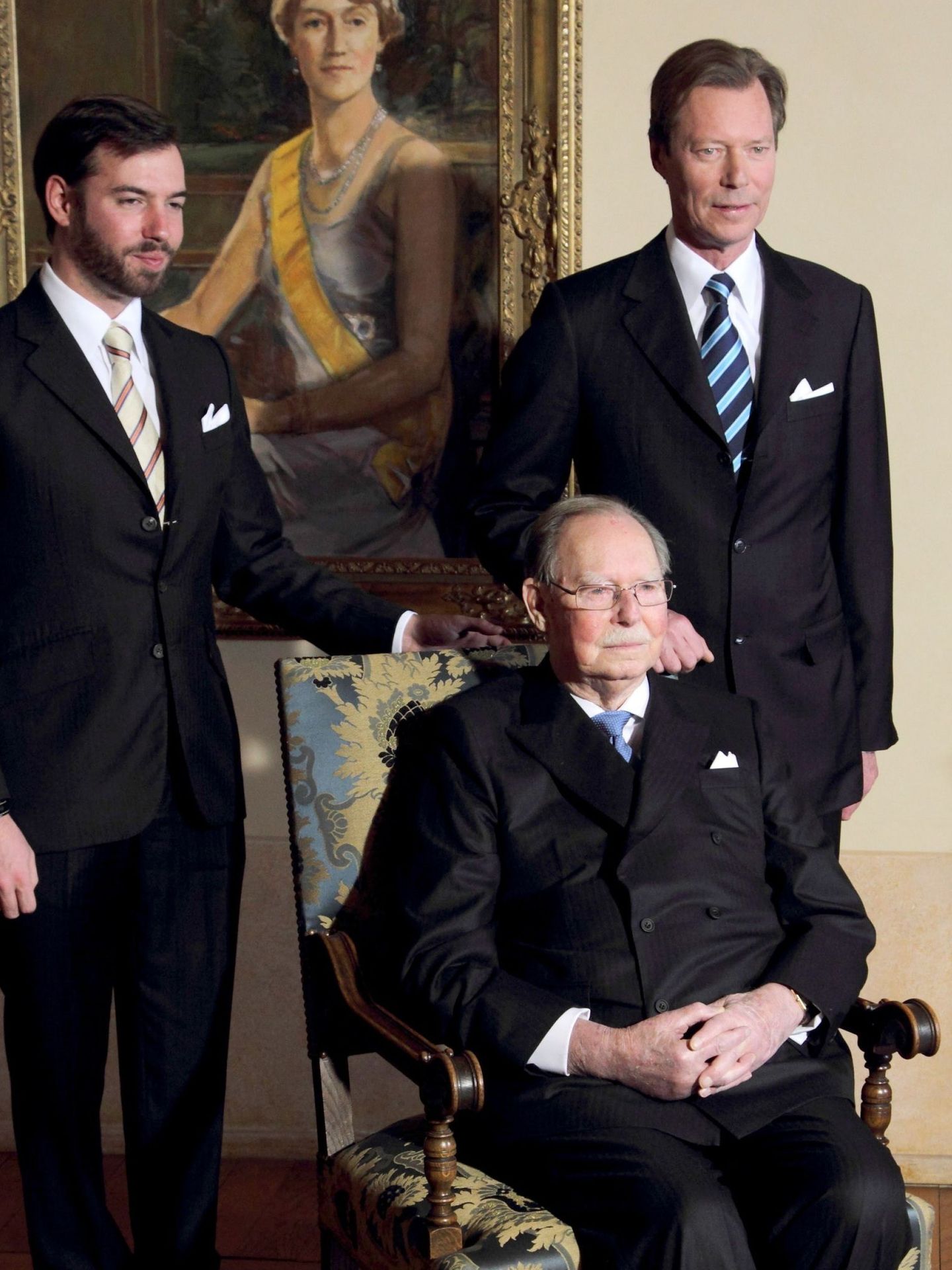 Eel gran duque Juan de Luxemburgo (c), el gran duque Enrique de Luxemburgo (dcha) y Guillermo (izq), heredero al ducado. (EFE)