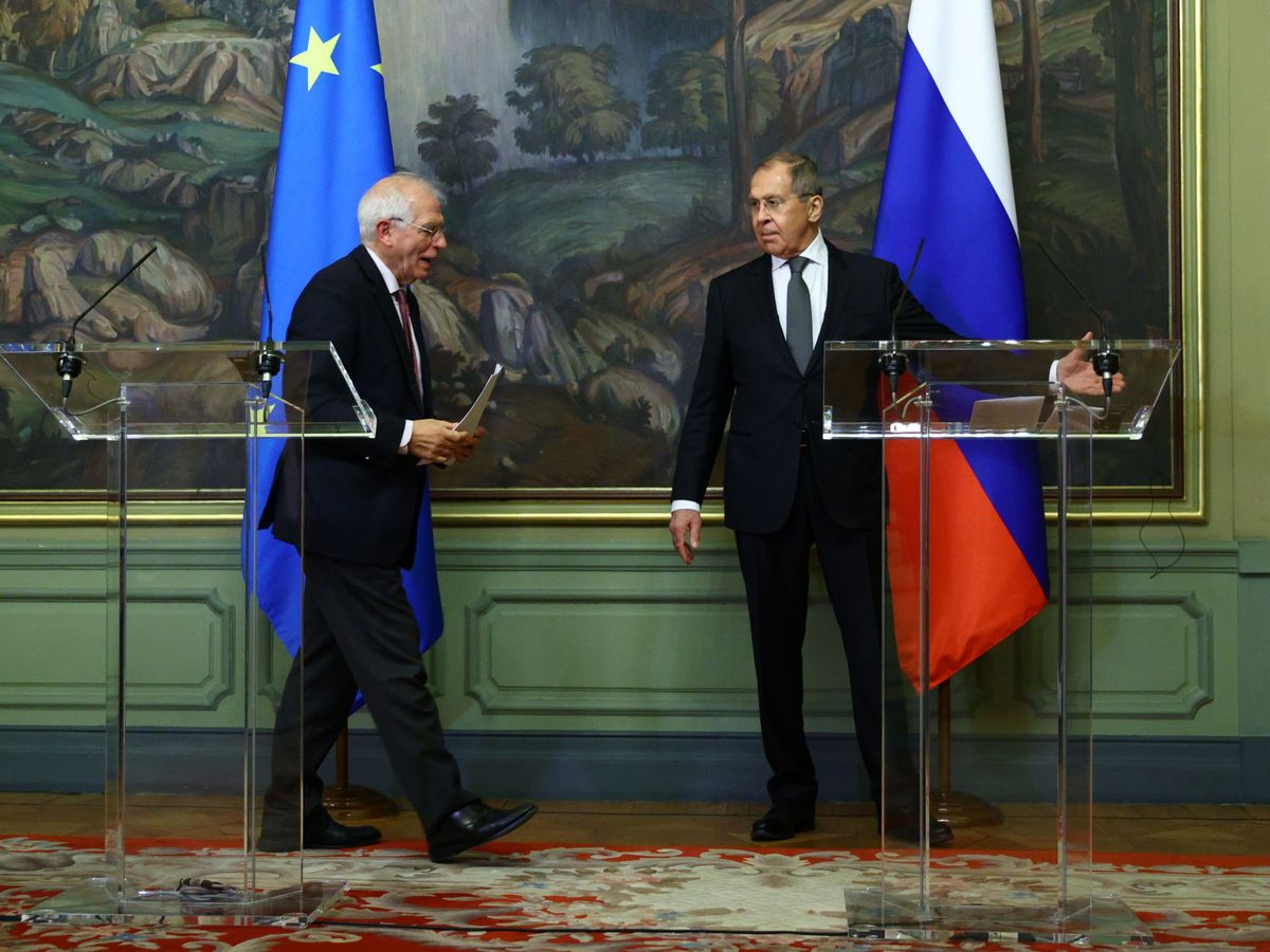 Foto: Rueda de prensa de los jefes de la diplomacia europea y rusa en febrero de 2021 en Moscú. (Reuters/Ministerio de Asuntos Exteriores de Rusia)