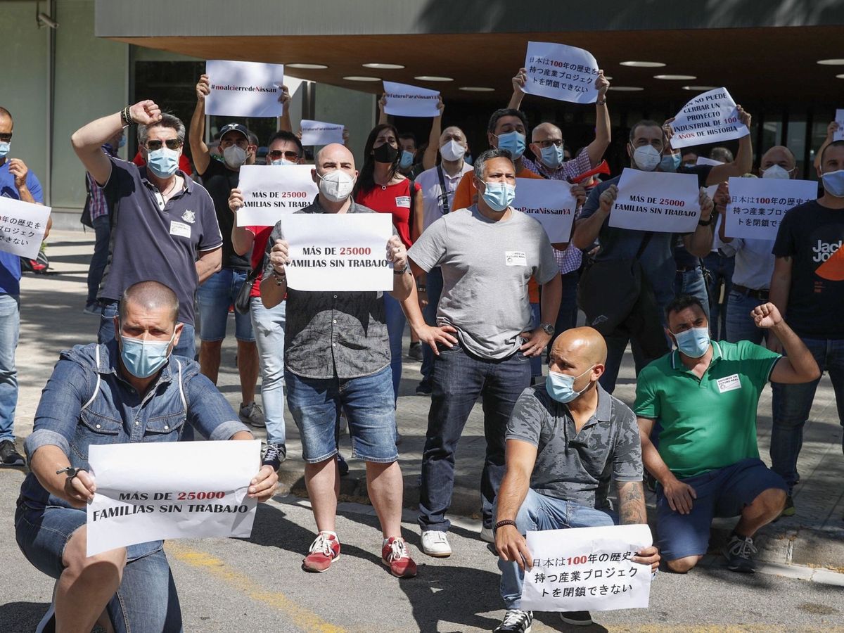 Foto: Los trabajadores de Nissan en Barcelona han llevado este miércoles su protesta ante la sede de la Unión Europea y el consulado de Japón en la capital catalana. (EFE)