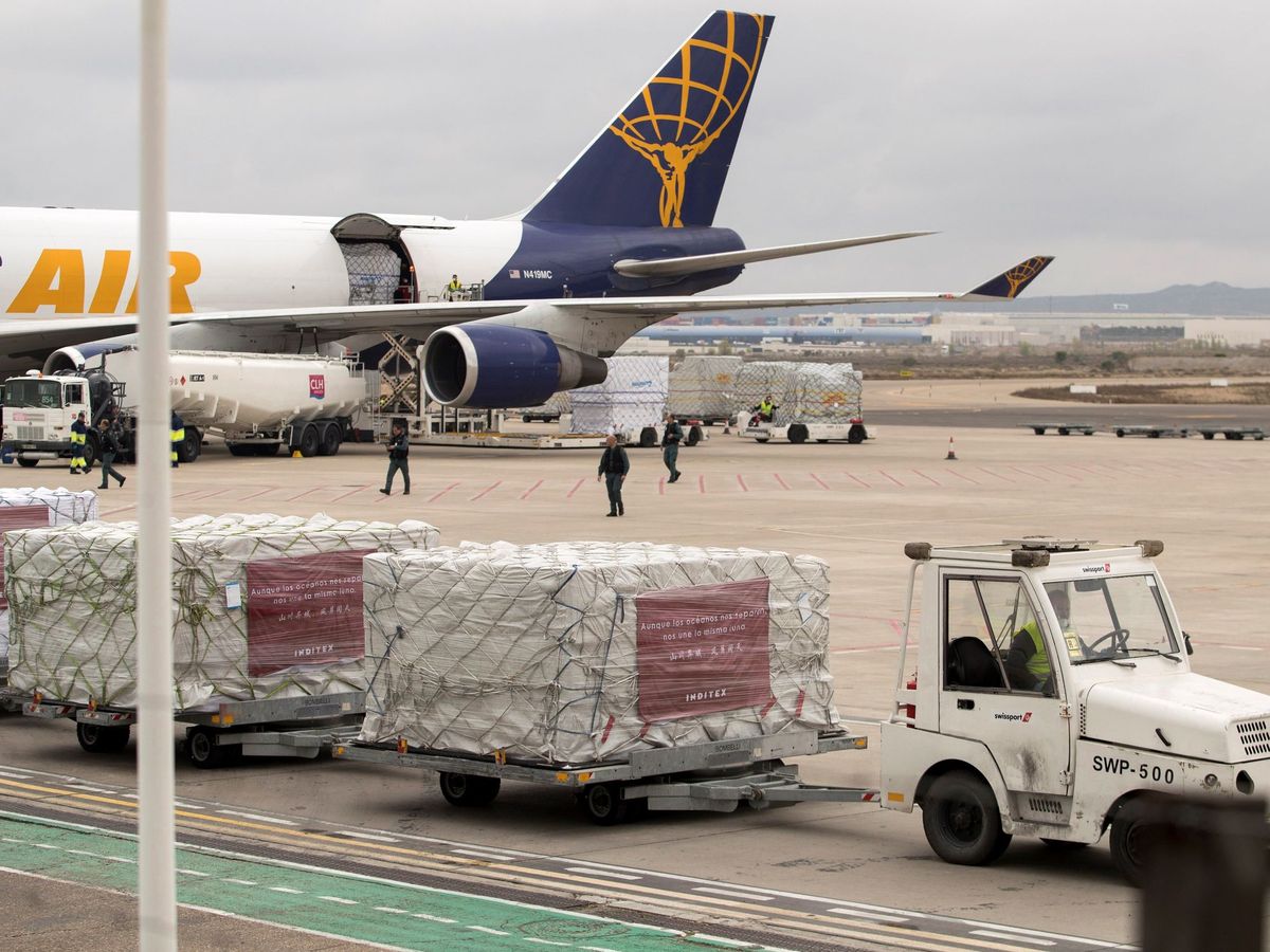 Foto: Llegada a Zaragoza de un millón de mascarillas y material sanitario donados por Inditex.