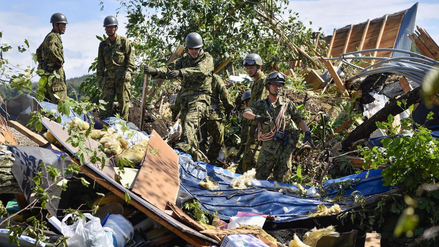 Miembros del ejército japonés rescatan a los supervivientes en Hokkaido (Reuters)