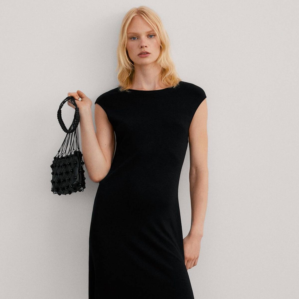 No dejes para mañana el vestido largo negro de Massimo Dutti que te puedes  comprar hoy y ser la mejor vestida de la oficina, de la fiesta de verano y  del chiringuito