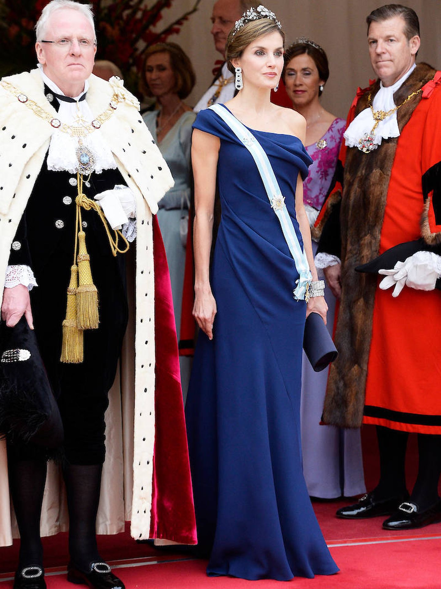 La Reina, en Londres con vestido de Carolina Herrera. (LP)