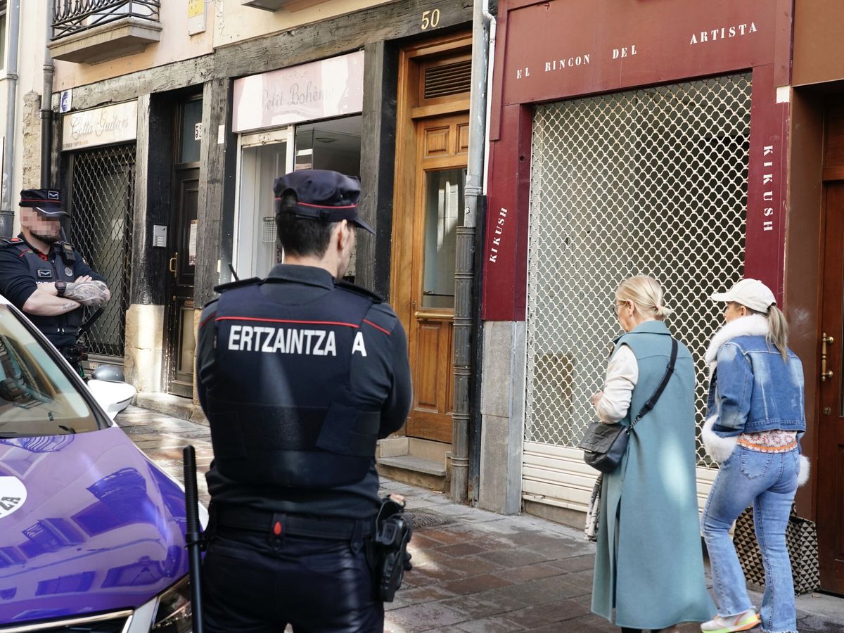 Foto: Imagen de archivo de un agente de la Ertzaintza en Vitoria. (EFE/L. Rico)