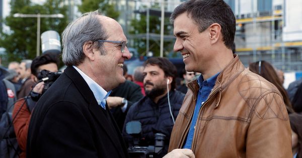 Foto: Pedro Sánchez, con el exministro y portavoz socialista en la Asamblea de Madrid, Ángel Gabilondo, en la manifestación del Primero de Mayo en la capital. (EFE)