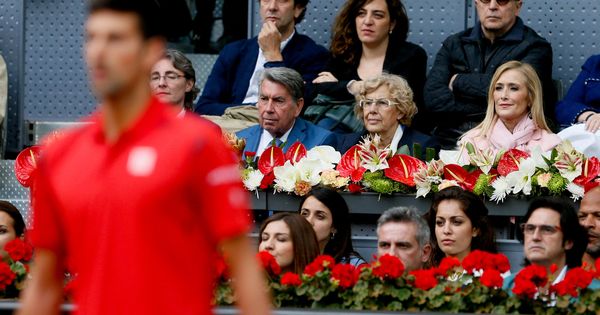 Foto:  El extenista Manolo Santana (c) junto a la alcaldesa de Madrid, Manuela Carmena (2d) y la presidenta de la Comunidad, Cristina Cifuentes, durante el torneo de tenis de Madrid. (EFE)