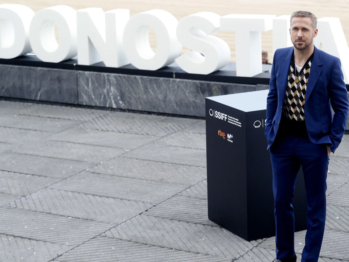 Ryan Gosling posan durante la presentación de su película 'First man'. (EFE)