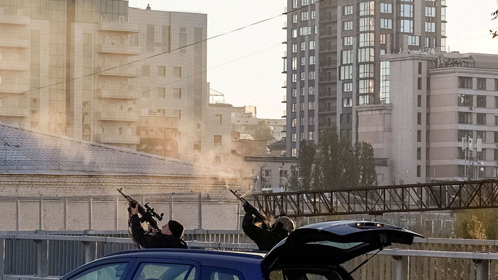 La policía ucraniana intenta derribar un dron durante un ataque ruso. (Reuters/Vadim Sarakhan)