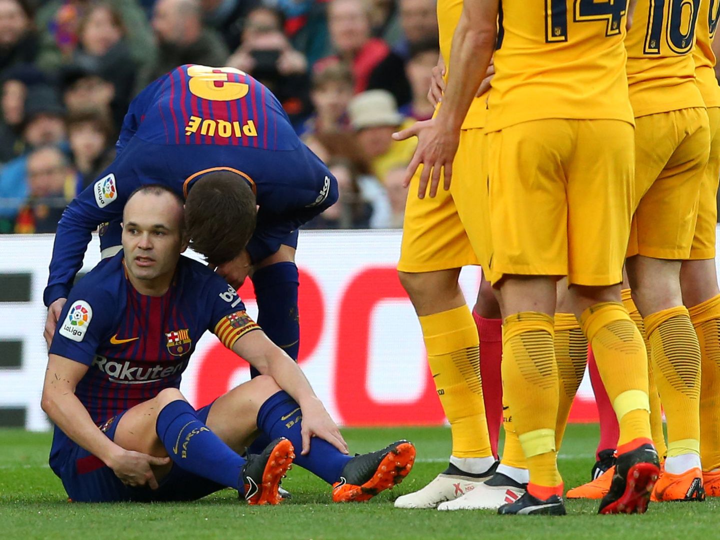 Iniesta se lesionó durante el partido contra el Atlético de Madrid del 4 de marzo. (Reuters)