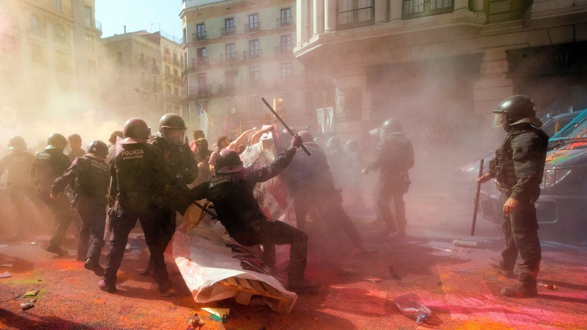 Porrazos, narices rotas y gritos de "traidores" al Govern en la manifestación de policías