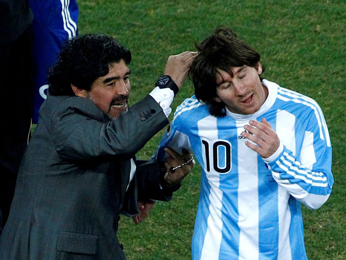 Foto: Maradona felicita a Messi, cuando ambos coincidieron en la Selección argentina, en el Mundial de Sudáfrica. (Reuters)