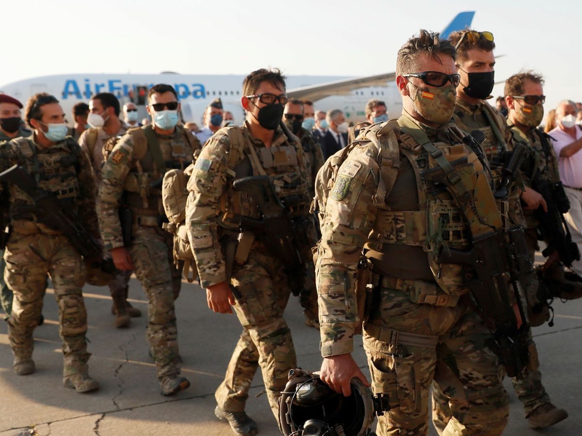Foto: Personal militar español desembarca de su vuelo a su llegada el viernes pasado a la base militar de Torrejón de Ardoz. (EFE)