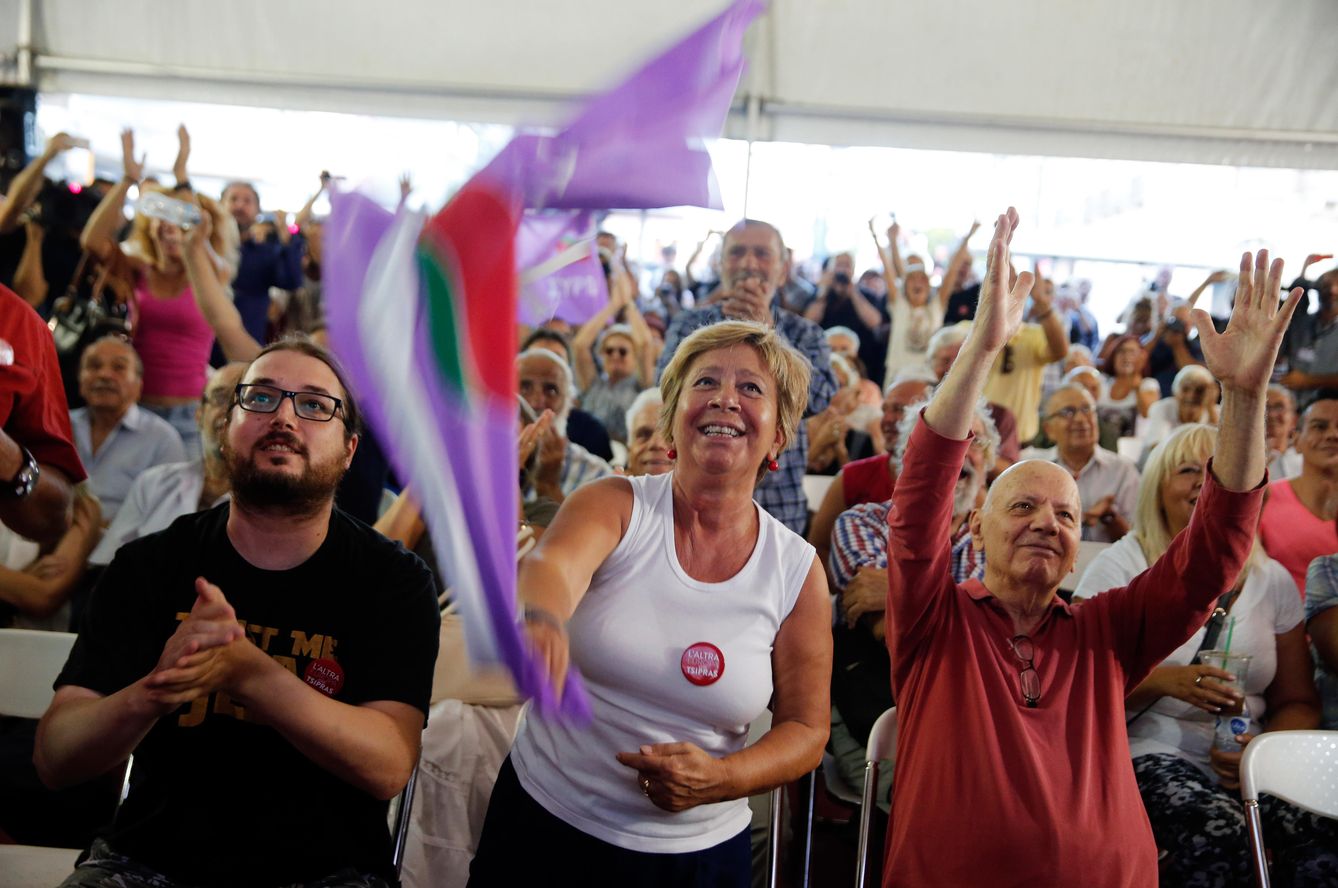 Simpatizantes de Syriza reaccionan tras conocer los sondeos a pie de urna en la jornada electoral (Reuters).