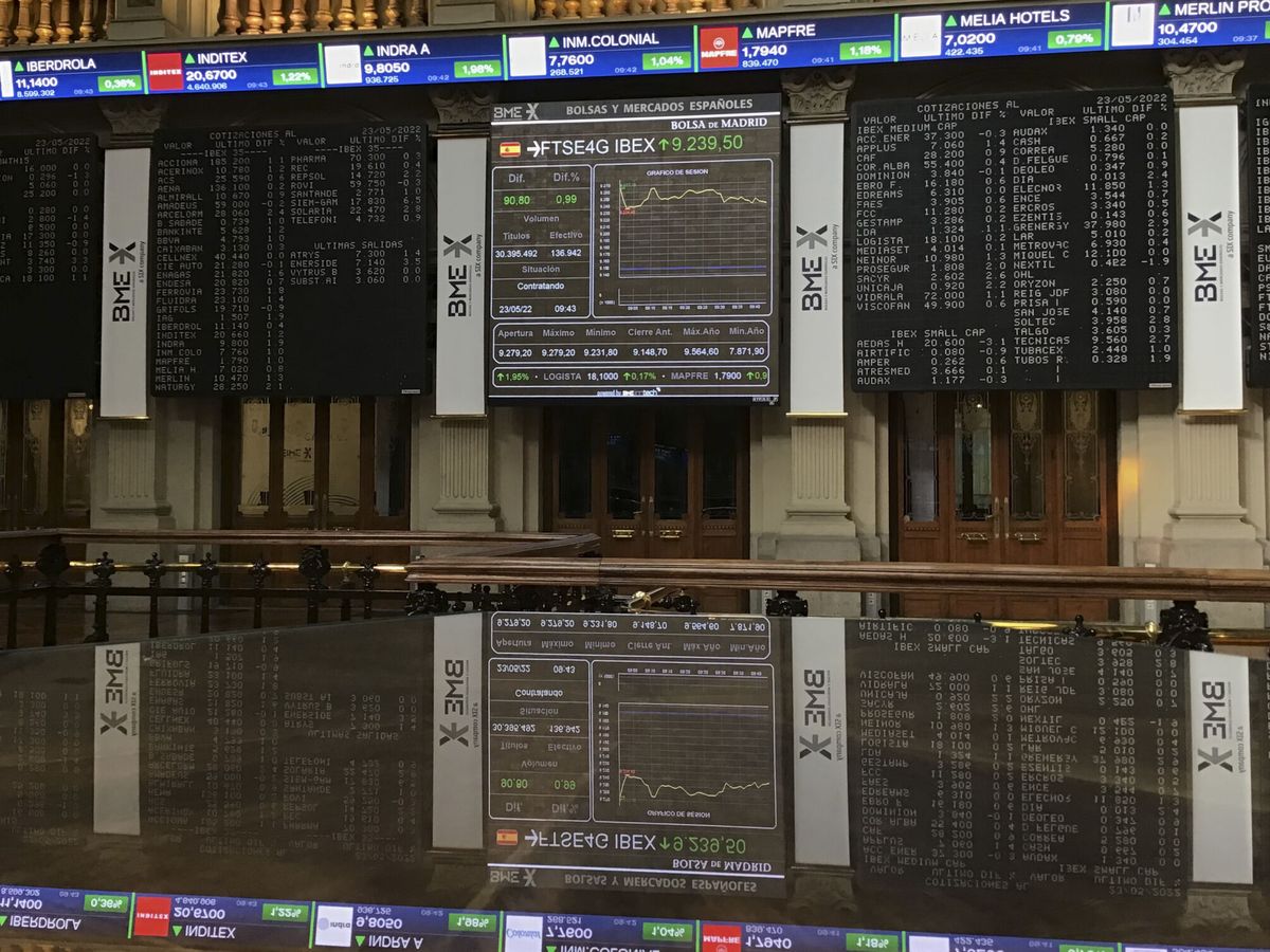 Foto: Vista de las pantallas que muestran la evolución del IBEX 35 tras la apertura de la Bolsa de Madrid. Foto: Vega Alonso Del Val (EFE)