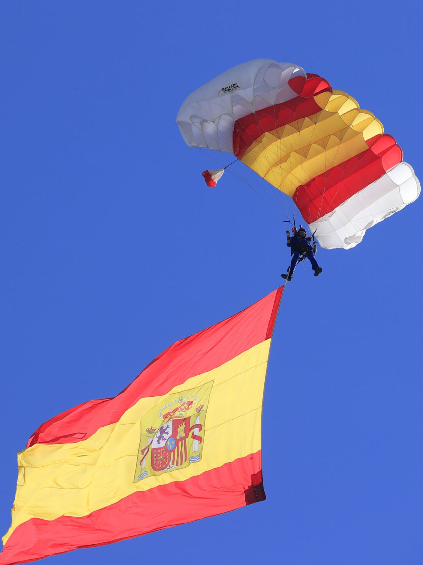 El salto del paracaidista llevando la bandera. (EFE/Zipi Aragón)
