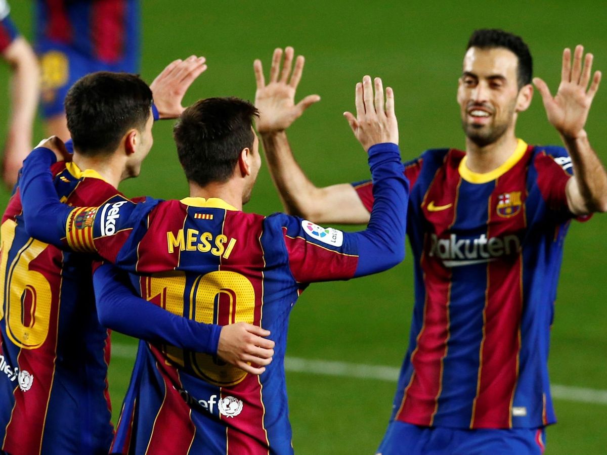 Foto: Leo Messi celebra junto a Sergio Busquets uno de los goles del partido. (EFE)