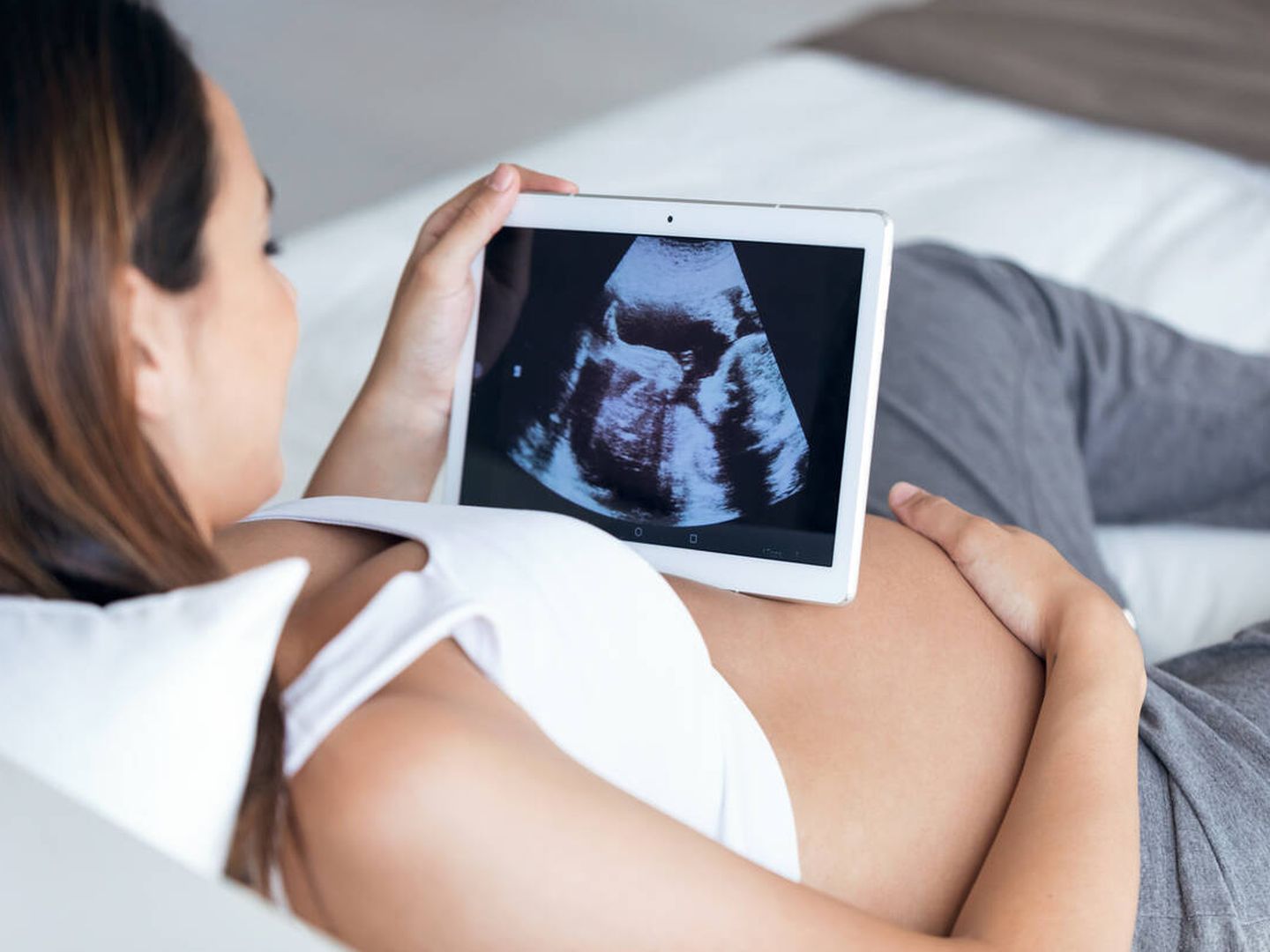 Las madres sin pareja son uno de los grupos que más recurren a la embriodonación. (iStock)