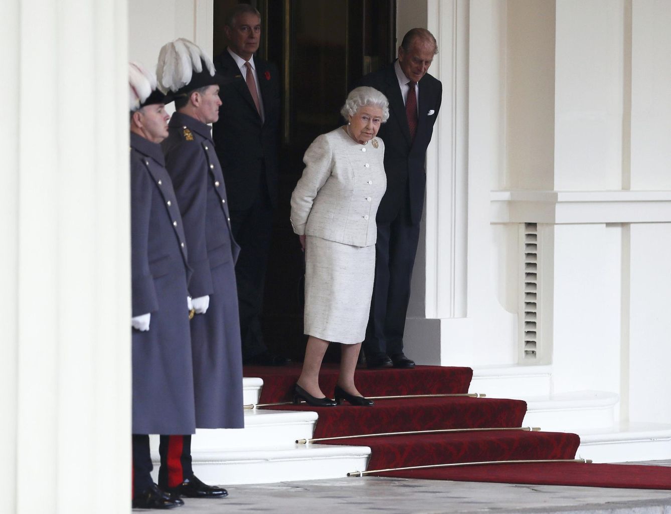 Isabel II y su marido, el duque de Edimburgo, esperando una visita en Buckingham Palace (Reuters)