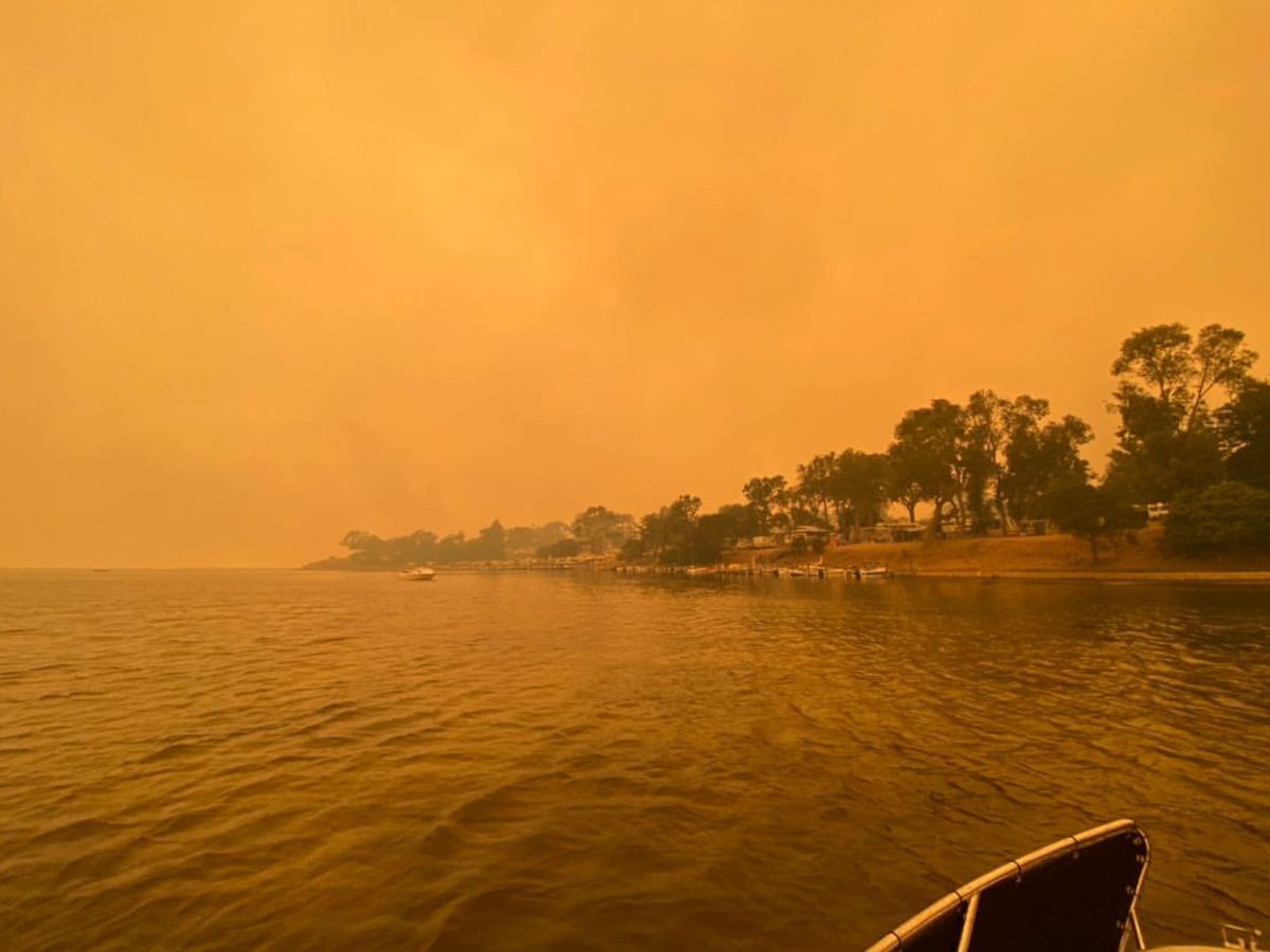 Foto: El humo de los incendios en Mallacoota, Australia. (Reuters / George Mills)