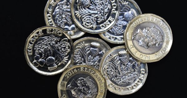 Foto: Vista de varias monedas de 12 lados en su circunferencia en Londres, Reino Unido. (EFE)