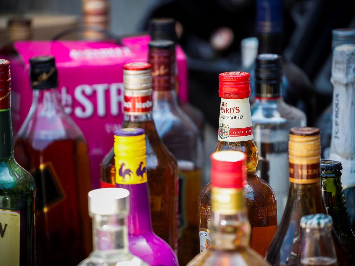 Foto: Renunciar al alcohol puede ser el primer paso para poder adelgazar en el nuevo año (EFE/Nic Bothma)