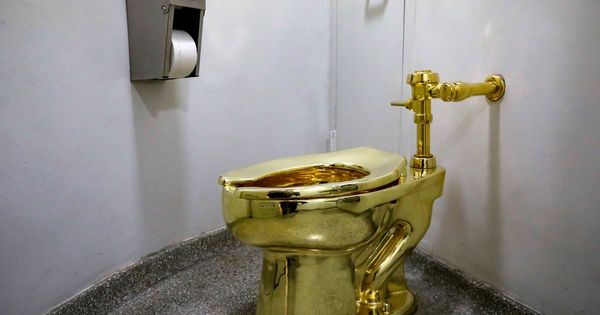 Foto: La taza de váter de oro con el título de 'América' y que pretende ser una sátira sobre el exceso de la riqueza en EEUU. (Reuters)