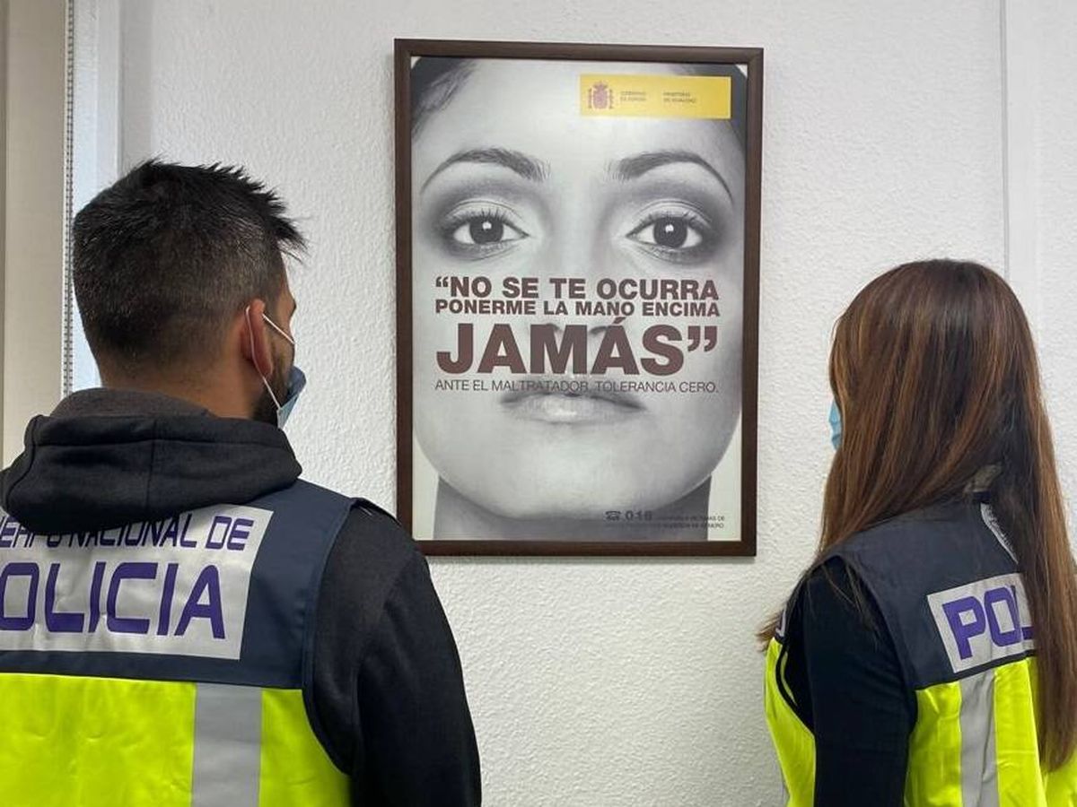 Foto: Dos investigadores de la UFAM de la Comisaría Provincial de Málaga encargados de capturar a los maltratadores más peligrosos. (EC)