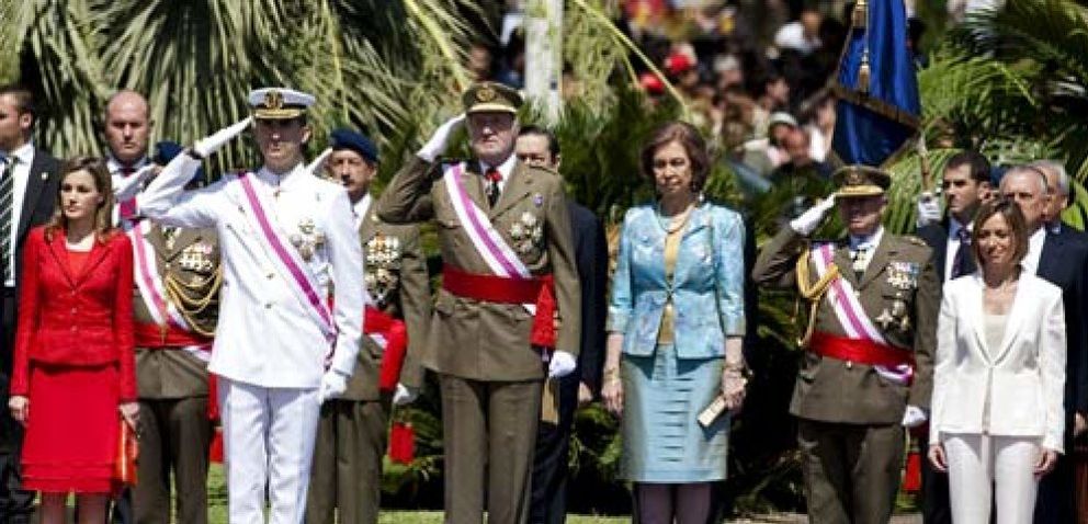 Foto: Día de las Fuerzas Armadas: Zapatero se esconde, Chacón preside y el Rey envejecido