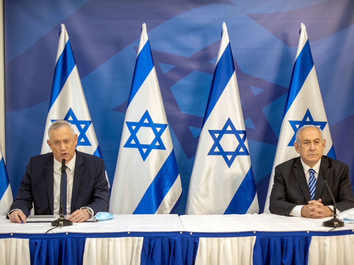Foto: Foto de archivo de Benny Gantz y Benjamin Netanyahu en 2020, cuando formaban parte del mismo Gobierno de coalición. (Reuters/Tal Shahar)